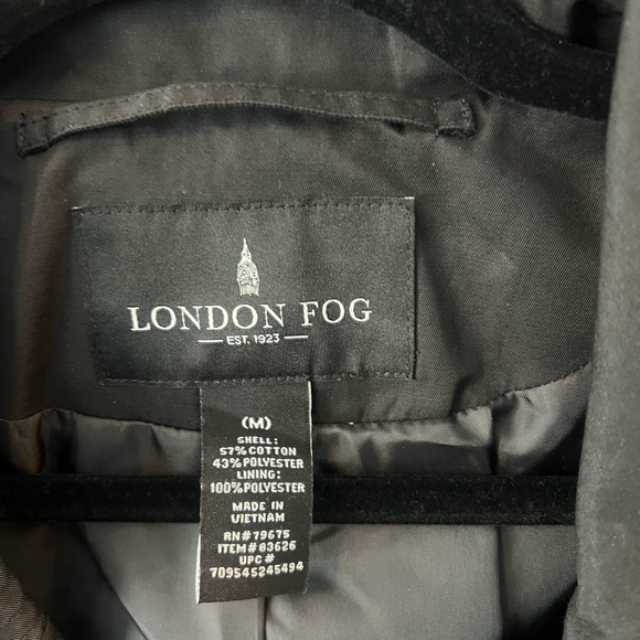 Woman’s raincoat - Picture 3 of 3